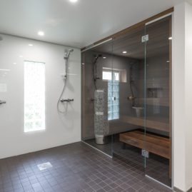 Kylpyhuoneen ja saunan moderni ilma